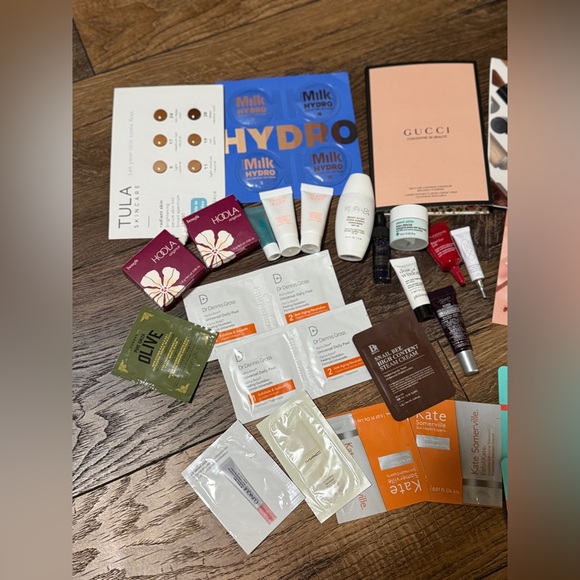 🆕 Assorted Beauty and Skincare Sample Bundle - Picture 2 of 4